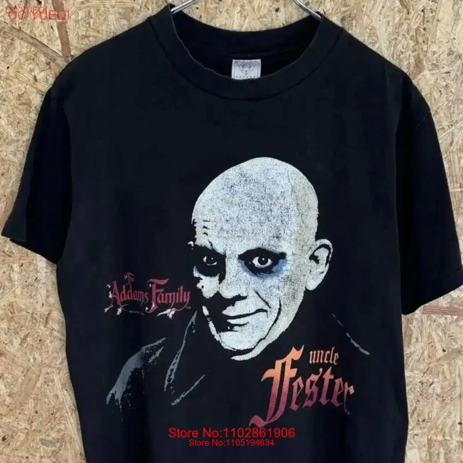 Mens Fashion In The 90S - เสื้อยืดลายกราฟิกแฟชั่นดีไซเนอร์ ยุค 90s ลายครอบครัวอดัมส์ สไตล์วินเทจ ผ้าฟอก