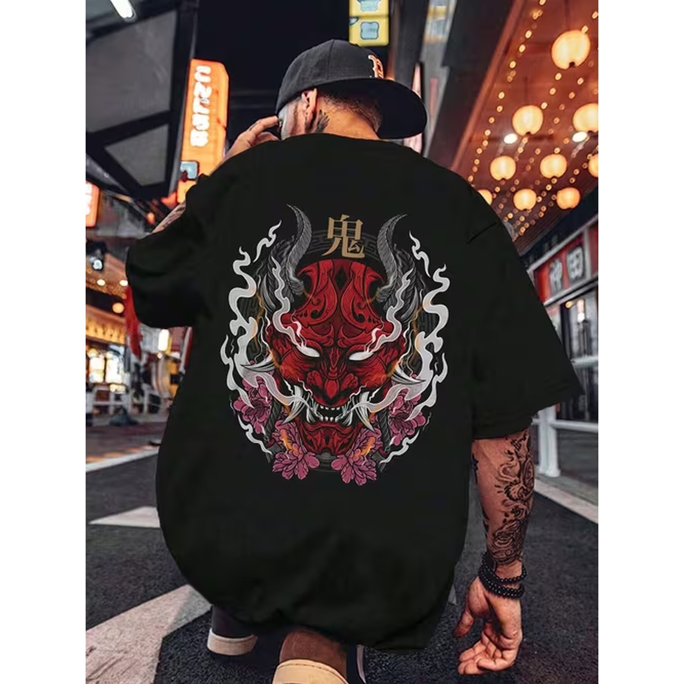 Mens Fashion Style Images - ภาพสินค้า: เสื้อยืดแขนสั้นพิมพ์ลายลำลองสำหรับผู้ชาย ลายเปลวไฟ ทรงปกติ สไตล์สตรีทสำหรับฤดูร้อน สีขาวพร้อมลวดลายศิลปะสีแดง