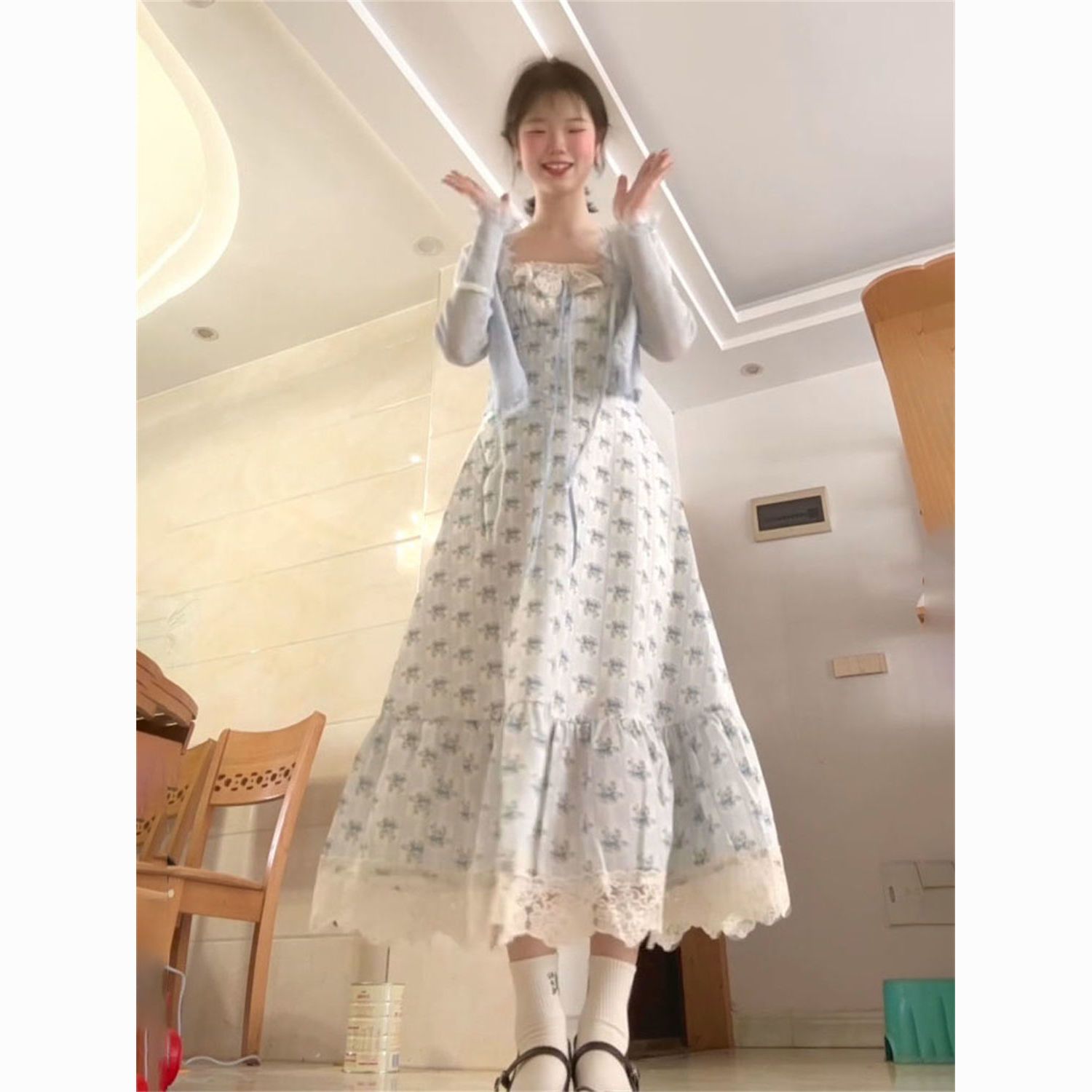 Knitted Cardigan Men - ชุดเซ็ตสองชิ้นสไตล์อะคาเดมี่ สำหรับสาวตัวเล็ก หวานละมุน พร้อมเดรสสายเดี่ยวแต่งลูกไม้ลายดอกไม้ และเสื้อคลุมกันแดดตัวเล็ก