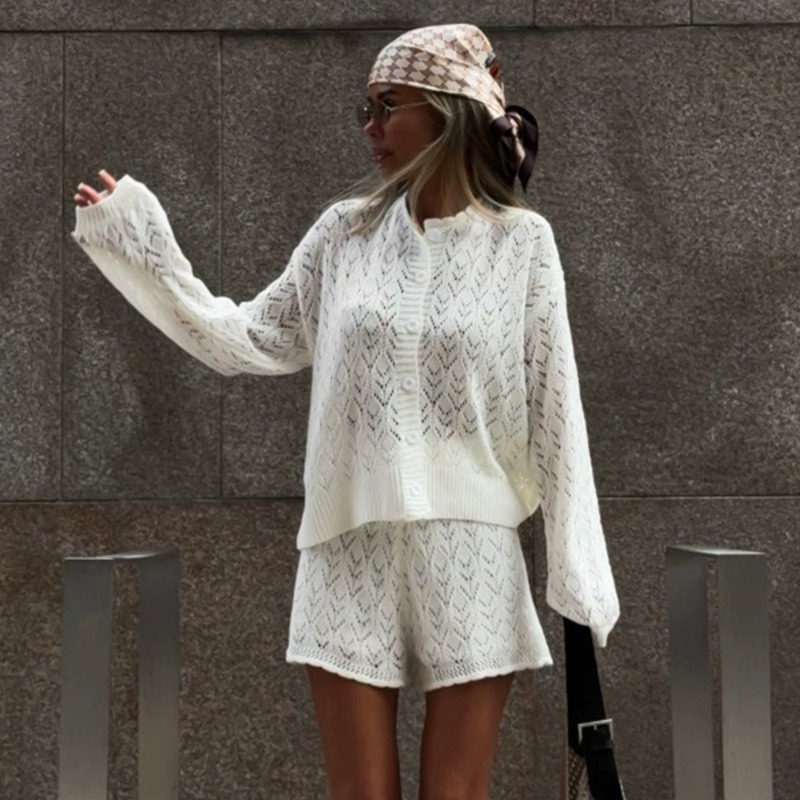 Knitted Cardigan Men - ชุดเซ็ต 2 ชิ้น เสื้อถักคาร์ดิแกนแบบโปร่งและกางเกงขาสั้นสีขาว ยี่ห้อ Tuularose